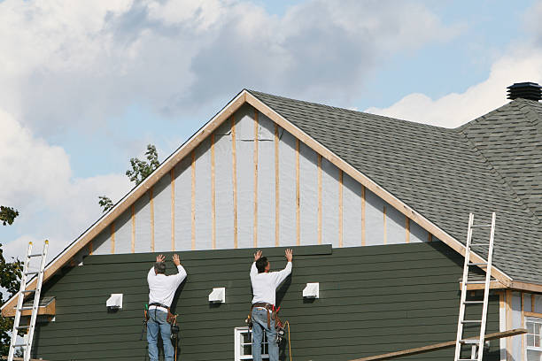 Professional Siding Installation technician working in Centerville, TN